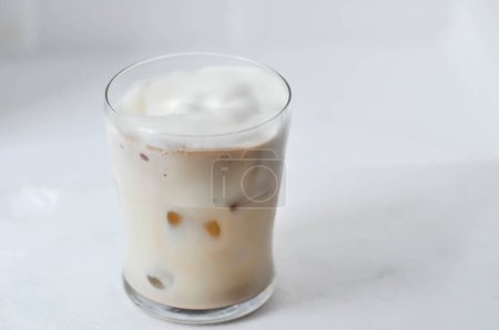 thé glacé, thé au lait avec flotteur de lait ou cacao glacé ou cappuccino glacé ou thé glacé