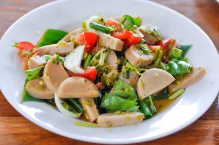 Wurstsalat, würziger Salat oder Thai-würziger Salat oder Thai-Wurstsalat oder Thai-würziger Wurstsalat