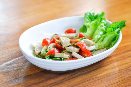 Wurstsalat, würziger Salat oder Thai-würziger Salat oder Thai-Wurstsalat oder Thai-würziger Wurstsalat