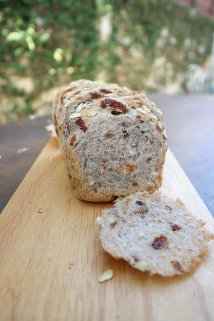 pan, pan integral o masa fermentada pan o pan de pan o arándano y pan integral en la bandeja de madera