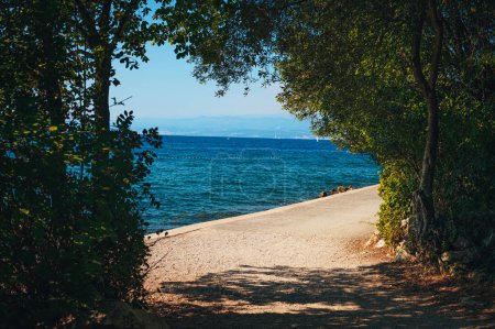 Téléchargez les photos : Endroit le plus au sud à Krk, Malinska, Vacances d'été en Croatie. Lac bleu et ciel clair - en image libre de droit