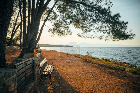 Téléchargez les photos : Célèbre plage de l'île de Krk, près de Malinska, paradis des cerfs-volants et des planchistes en Croatie, mer Adriatique. Photo vacances d'été - en image libre de droit