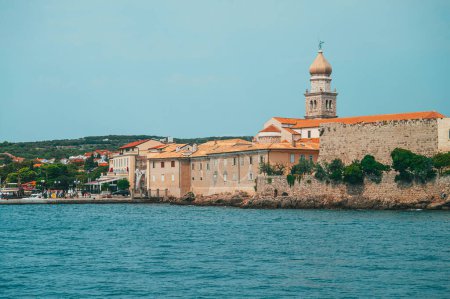 Téléchargez les photos : Krk. Ville de Malinska port et vue panoramique sur le front de mer turquoise, île de Krk en Croatie - en image libre de droit