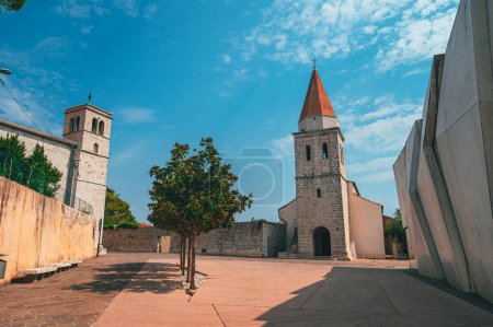 Téléchargez les photos : Krk. Ville de Malinska port et vue panoramique sur le front de mer turquoise, île de Krk en Croatie - en image libre de droit