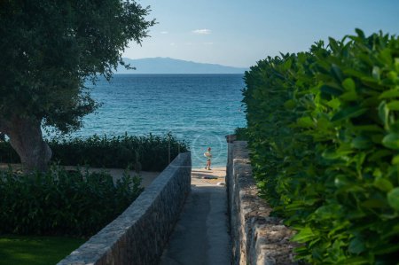 Foto de Vacaciones de verano en Croacia. Mar pintoresco costa adriática de Croacia. Vista sobre capa Jadran. - Imagen libre de derechos