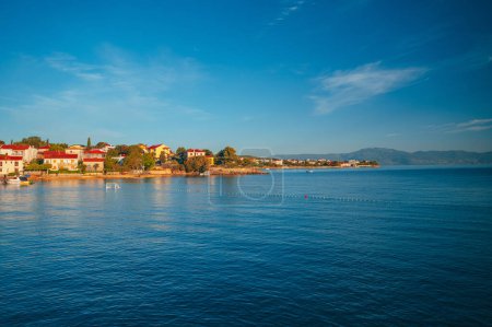 Téléchargez les photos : Ville de Malinska front de mer vue aérienne, île de Krk destination touristique en Croatie - en image libre de droit