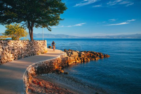Téléchargez les photos : Sentier du front de mer de Malinska vue aérienne, île de Krk destination touristique en Croatie - en image libre de droit