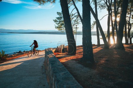 Téléchargez les photos : Cycliste sur la plage de Croatie, île de Murter en Dalmatie - en image libre de droit
