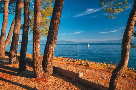 Téléchargez les photos : Endroit le plus au sud à Krk, Malinska, Vacances d'été en Croatie. Lac bleu et ciel clair - en image libre de droit