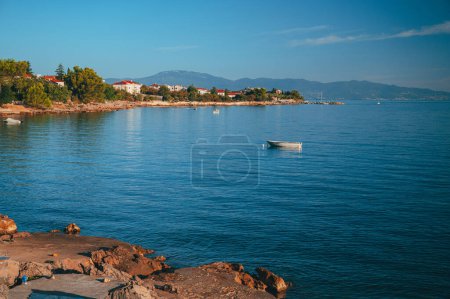 Téléchargez les photos : Ville de Malinska front de mer vue aérienne, île de Krk destination touristique en Croatie - en image libre de droit
