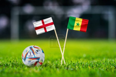 Foto de QATAR, DOHA, 29 de noviembre. 2022: Inglaterra - Senegal. Ocho final, Últimos 16 partidos de fútbol. Bola oficial de la Copa del Mundo Fifa Qatar 2022 sobre hierba verde. Estadio de fútbol en segundo plano, - Imagen libre de derechos