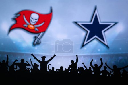 Téléchargez les photos : TAMPA BAY, USA, JANUARY 10, 2023: Dallas Cowboys vs. Tampa Bay Buccaneers. NFL Wild Card Round 2023, Silhouette of fans supporting the team and cheering for the players during the game. Big screen - en image libre de droit