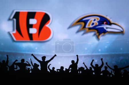 Téléchargez les photos : CINCINNATI, USA, JANUARY 10, 2023: Baltimore Ravens vs. Cincinnati Bengals. NFL Wild Card Round 2023, Silhouette of fans supporting the team and cheering for the players during the game. Big screen - en image libre de droit