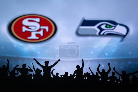 Foto de SAN FRANCISCO, USA, JANUARY 10, 2023: Seattle Seahawks vs. San Francisco 49ers. NFL Wild Card Round 2023, Silhouette of fans supporting the team and cheering for the players during the game. - Imagen libre de derechos