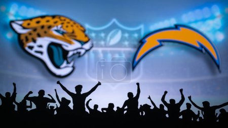 Foto de JACKSONVILLE, USA, JANUARY 10, 2023: Los Angeles Chargers vs. Jacksonville Jaguars. NFL Wild Card Round 2023, Silhouette of fans supporting the team and cheering for the players during the game. - Imagen libre de derechos