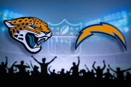 Téléchargez les photos : JACKSONVILLE, USA, JANUARY 10, 2023: Los Angeles Chargers vs. Jacksonville Jaguars. NFL Wild Card Round 2023, Silhouette of fans supporting the team and cheering for the players during the game. - en image libre de droit