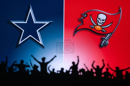 Foto de TAMPA BAY, USA, JANUARY 10, 2023: Dallas Cowboys vs. Tampa Bay Buccaneers. NFL Wild Card Round 2023, Silhouette of fans supporting the team and cheering for the players during the game. - Imagen libre de derechos