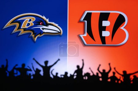 Téléchargez les photos : CINCINNATI, USA, JANUARY 10, 2023: Baltimore Ravens vs. Cincinnati Bengals. NFL Wild Card Round 2023, Silhouette of fans supporting the team and cheering for the players during the game. - en image libre de droit