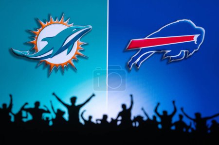 Téléchargez les photos : BUFFALO, USA, JANUARY 10, 2023: Miami Dolphins vs. Buffalo Bills. NFL Wild Card Round 2023, Silhouette of fans supporting the team and cheering for the players during the game. - en image libre de droit