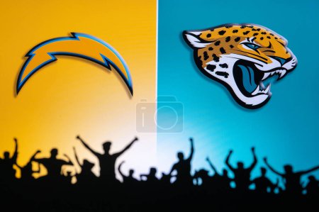 Foto de JACKSONVILLE, USA, JANUARY 10, 2023: Los Angeles Chargers vs. Jacksonville Jaguars. NFL Wild Card Round 2023, Silhouette of fans supporting the team and cheering for the players during the game. - Imagen libre de derechos