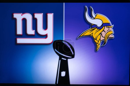 Foto de MINNESOTA, USA, JANUARY 10, 2023: New York Giants vs. Minnesota Vikings. NFL Wild Card Round 2023, Silhouette of Vince Lombardi Trophy for the winner of National Football League. Big screen - Imagen libre de derechos