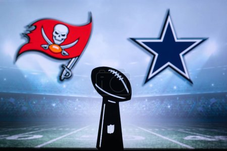 Téléchargez les photos : TAMPA BAY, USA, JANUARY 10, 2023: Dallas Cowboys vs. Tampa Bay Buccaneers. NFL Wild Card Round 2023, Silhouette of Vince Lombardi Trophy for the winner of National Football League. Big screen - en image libre de droit
