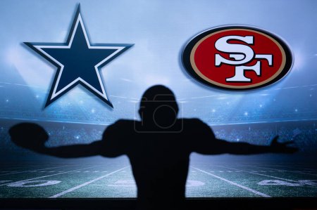 Foto de SAN FRANCISCO, USA, JANUARY 18, 2023: Dallas Cowboys vs. San Francisco 49ers. NFL Divisional Round 2023, Silhouette of NFL player of american football. holding ball in hand. Big screen in background - Imagen libre de derechos