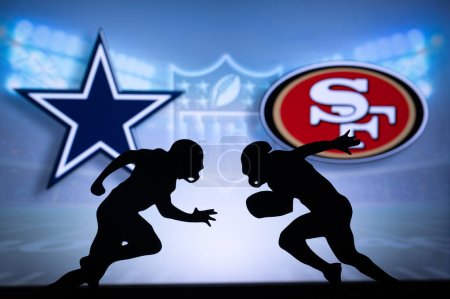 Foto de SAN FRANCISCO, USA, JANUARY 18, 2023: Dallas Cowboys vs. San Francisco 49ers. NFL Divisional Round 2023, Silhouette of two NFL American Football Players against each other. Big screen in background - Imagen libre de derechos