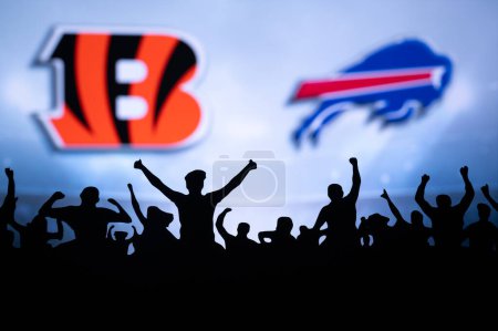 Téléchargez les photos : BUFFALO, USA, JANUARY 18, 2023: Cincinnati Bengals vs. Buffalo Bills. NFL Divisional Round 2023, Silhouette of of fans supporting the team and cheering for the players during the game. - en image libre de droit