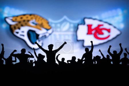 Foto de KANSAS, USA, JANUARY 18, 2023: Jacksonville Jaguars vs. Kansas City Chiefs. NFL Divisional Round 2023, Silhouette of of fans supporting the team and cheering for the players during the game. - Imagen libre de derechos