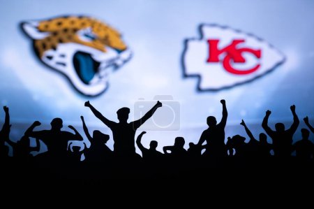 Téléchargez les photos : KANSAS, USA, JANUARY 18, 2023: Jacksonville Jaguars vs. Kansas City Chiefs. NFL Divisional Round 2023, Silhouette of of fans supporting the team and cheering for the players during the game. - en image libre de droit