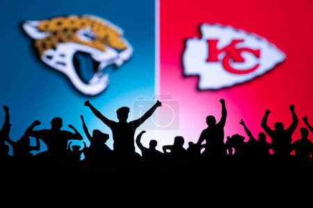 Foto de KANSAS, USA, JANUARY 18, 2023: Jacksonville Jaguars vs. Kansas City Chiefs. NFL Divisional Round 2023, Silhouette of of fans supporting the team and cheering for the players during the game. - Imagen libre de derechos