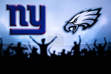 Téléchargez les photos : PHILADELPHIA, USA, JANUARY 18, 2023: New York Giants vs. Philadelphia Eagles. NFL Divisional Round 2023, Silhouette of of fans supporting the team and cheering for the players during the game. - en image libre de droit