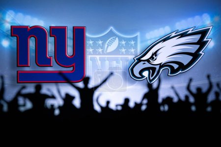 Foto de PHILADELPHIA, USA, JANUARY 18, 2023: New York Giants vs. Philadelphia Eagles. NFL Divisional Round 2023, Silhouette of of fans supporting the team and cheering for the players during the game. - Imagen libre de derechos