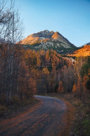Téléchargez les photos : The Gerlach peak is the highlight of an autumn landscape in the High Tatras, a natural wonder to behold. - en image libre de droit
