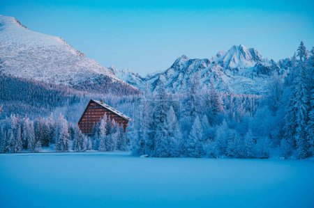 Téléchargez les photos : The beauty of a winter morning at Strbske pleso lake, with the High Tatras mountains in the background - en image libre de droit