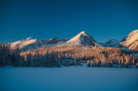 Foto de The High Tatras in all their winter glory, captured at sunrise at Strbske pleso lake. - Imagen libre de derechos