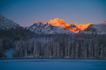 Foto de The High Tatras at their most peaceful, seen from Strbske pleso lake on a crisp winter morning - Imagen libre de derechos