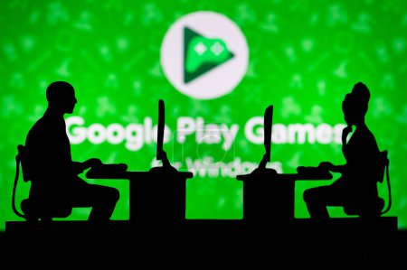 Foto de USA, NEW YORK CITY, JANUARY 30, 2023: Google Play. Pushing Boundaries with Cutting-Edge Software: Two Developers Silhouetted with Company Logo in Background. - Imagen libre de derechos