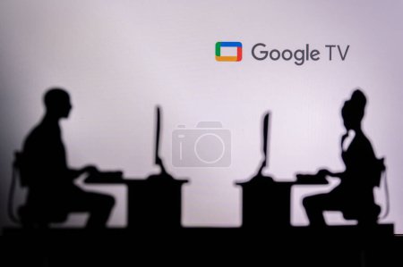 Foto de USA, NEW YORK CITY, JANUARY 30, 2023: Google TV. Collaboration Leads to Progress: Two Developers Working Together Under the Company's Logo - Imagen libre de derechos