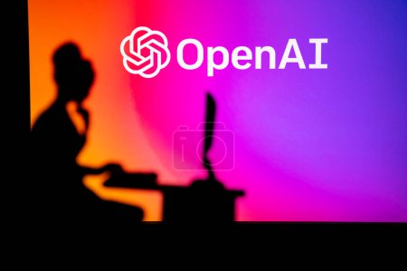 Foto de USA, NUEVA YORK CITY, 30 DE ENERO DE 2023: Open AI. Mujeres en Tecnología: Silueta de desarrollador de software en solitario con logotipo de la empresa en segundo plano - Imagen libre de derechos