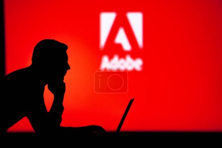 Foto de Reino Unido, Londres. 30 de enero de 2023: Adobe. Liberar el poder de Internet: Silhouetted Man utiliza una aplicación innovadora para navegar - Imagen libre de derechos