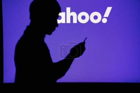 Téléchargez les photos : INDIA, NEW DELHI. JANUARY 30, 2023: Yahoo. Unleashing the Power of the Internet: Silhouetted Man Uses Innovative App to Browse - en image libre de droit