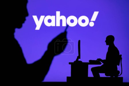 Foto de INDIA, NUEVA DELHI 30 de enero de 2023: Yahoo. El futuro es ahora: El hombre y el desarrollador web adoptan la tecnología - Imagen libre de derechos