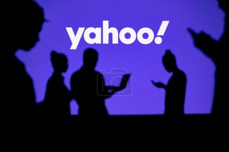 Téléchargez les photos : LOS ANGELES, USA, JANUARY 30, 2023: Yahoo. Web Development Dreams Come True: Silhouetted Developers in Discussion with Company Logo - en image libre de droit