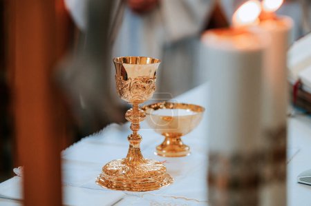 Téléchargez les photos : Calice et vase eucharistique lors de la messe à l "église : saisir le moment sacré - en image libre de droit
