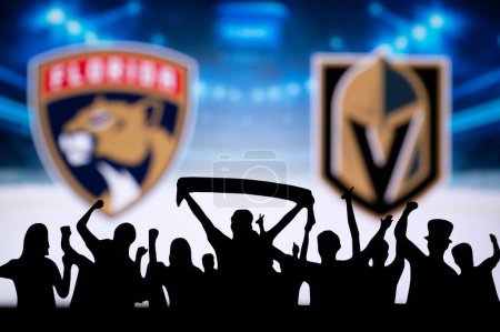 Téléchargez les photos : LAS VEGAS, États-Unis, 31 MAI 2023 : Finales de la Coupe Stanley de la LNH. Panthers de Floride vs Chevaliers d'or de Vegas, Silhouette de fans qui acclament pour les équipes de la LNH dans l'arène de hockey - en image libre de droit