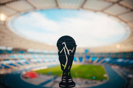 Téléchargez les photos : Silhouette du trophée mondial de football, stade moderne en arrière-plan - en image libre de droit