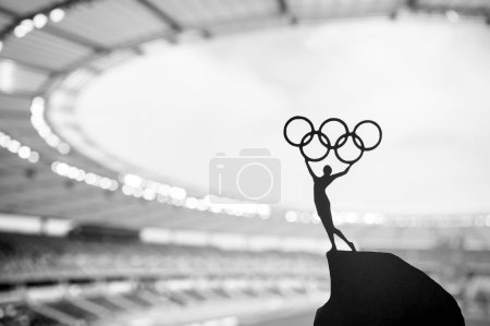 Téléchargez les photos : PARIS, FRANCE, 7 JUILLET 2023 : Le pouvoir symbolique : la statue de la femme athlétique élève le cercle olympique au stade olympique moderne. Photo Sport pour les Jeux Olympiques d'été de Paris 2024. - en image libre de droit