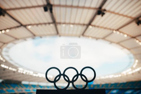 Foto de PARÍS, FRANCIA, 7 DE JULIO DE 2023: Silueta de anillos olímpicos Reflexionando sobre el grandioso estadio olímpico moderno - Imagen libre de derechos